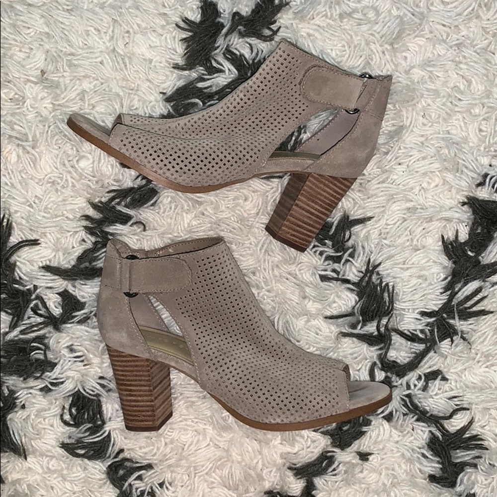 Marc Fisher Suede Peep Toe Sandal 7.5 Tan
